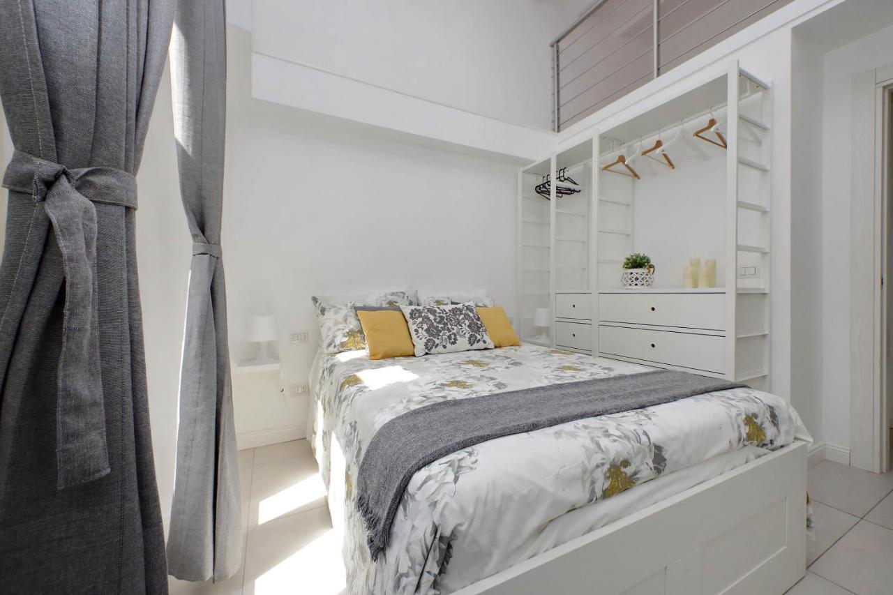 Castro Pretorio -1st Floor Of Historic Mansion With Lift, Comfortable, Baby Friendly, Bike Parking, Quiet And Guarded Area In Front Of Officers Headquarters 5 Minutes Walk From Termini Railway & Metro Station - Genuine Guest Care In 4 Lang Roma