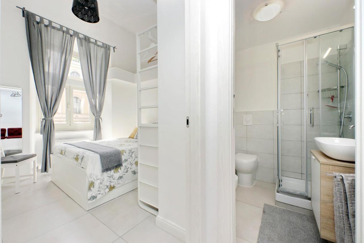 Castro Pretorio -1st Floor Of Historic Mansion With Lift, Comfortable, Baby Friendly, Bike Parking, Quiet And Guarded Area In Front Of Officers Headquarters 5 Minutes Walk From Termini Railway & Metro Station - Genuine Guest Care In 4 Lang Apartamento