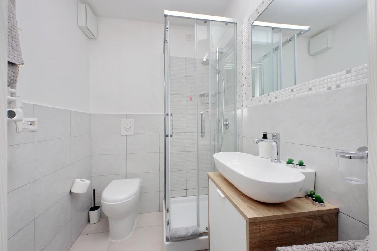 Castro Pretorio -1st Floor Of Historic Mansion With Lift, Comfortable, Baby Friendly, Bike Parking, Quiet And Guarded Area In Front Of Officers Headquarters 5 Minutes Walk From Termini Railway & Metro Station - Genuine Guest Care In 4 Lang Appartamento