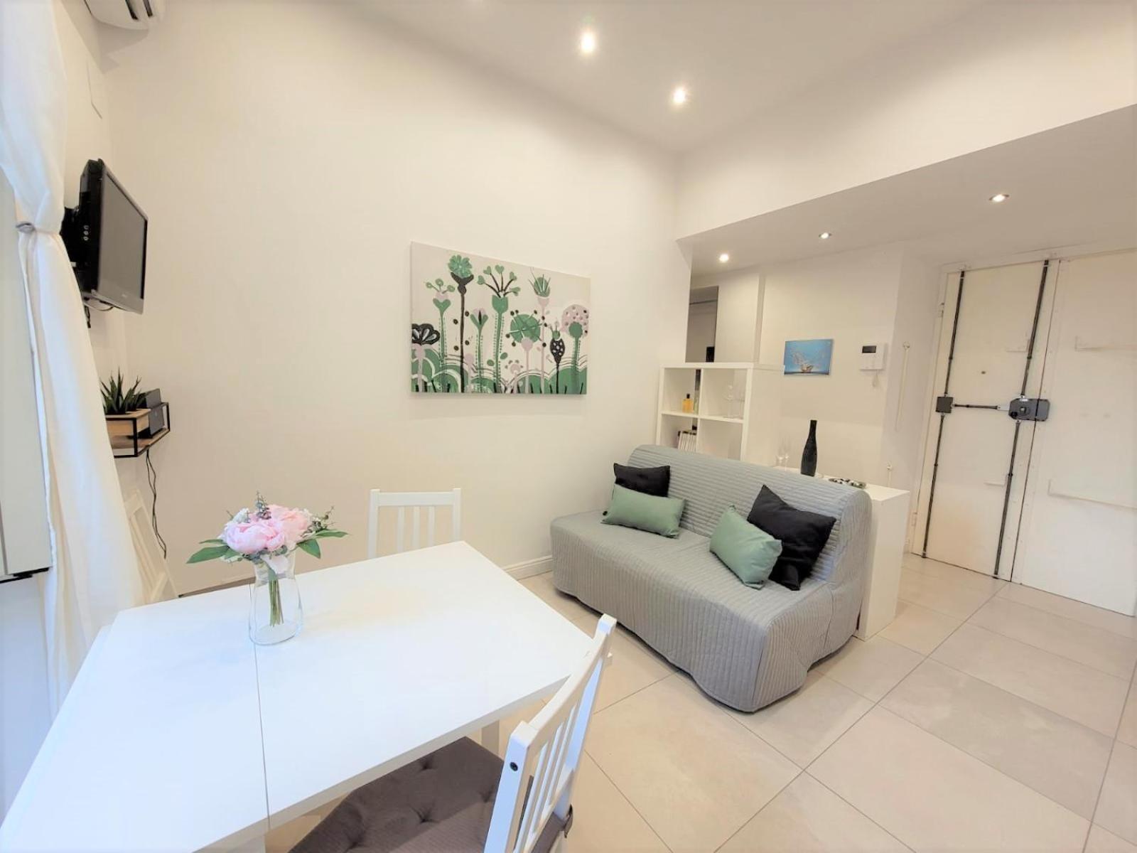 Appartamento Castro Pretorio -1st Floor Of Historic Mansion With Lift, Comfortable, Baby Friendly, Bike Parking, Quiet And Guarded Area In Front Of Officers Headquarters 5 Minutes Walk From Termini Railway & Metro Station - Genuine Guest Care In 4 Lang