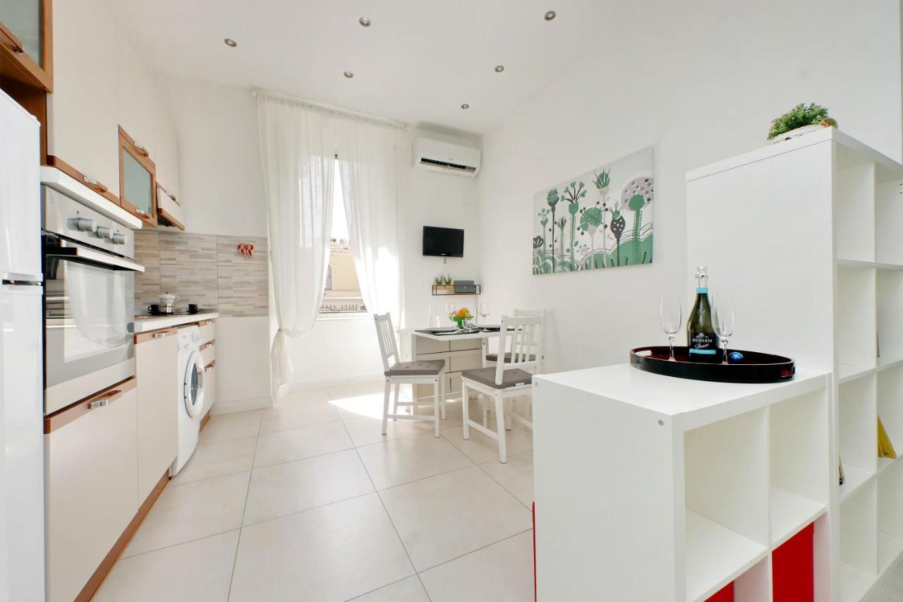 Apartamento Castro Pretorio -1st Floor Of Historic Mansion With Lift, Comfortable, Baby Friendly, Bike Parking, Quiet And Guarded Area In Front Of Officers Headquarters 5 Minutes Walk From Termini Railway & Metro Station - Genuine Guest Care In 4 Lang