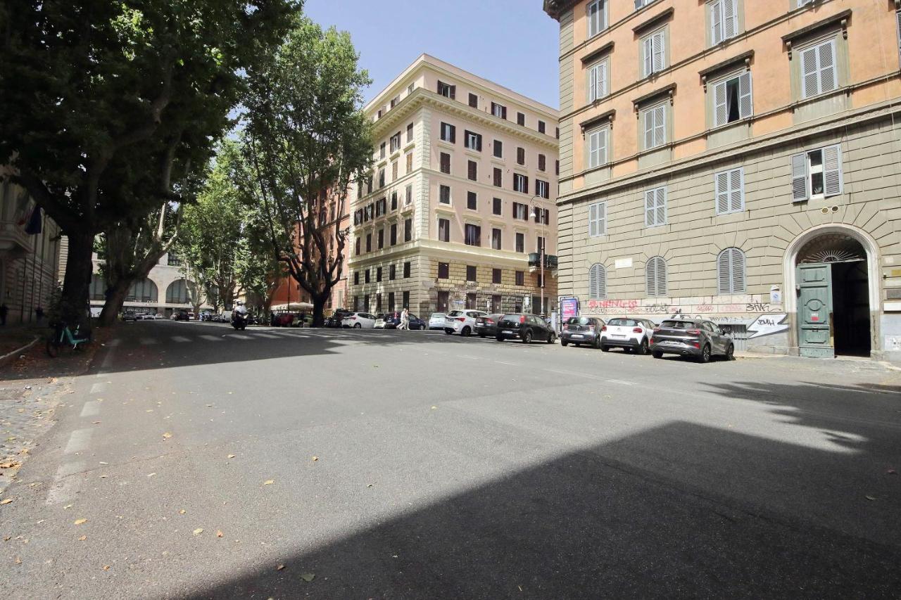 Appartamento Castro Pretorio -1st Floor Of Historic Mansion With Lift, Comfortable, Baby Friendly, Bike Parking, Quiet And Guarded Area In Front Of Officers Headquarters 5 Minutes Walk From Termini Railway & Metro Station - Genuine Guest Care In 4 Lang Roma