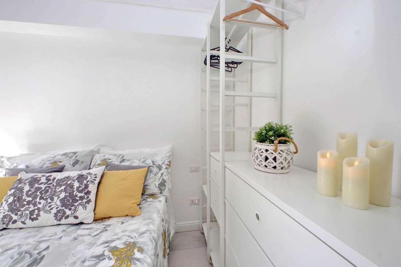 Apartamento Castro Pretorio -1st Floor Of Historic Mansion With Lift, Comfortable, Baby Friendly, Bike Parking, Quiet And Guarded Area In Front Of Officers Headquarters 5 Minutes Walk From Termini Railway & Metro Station - Genuine Guest Care In 4 Lang Roma