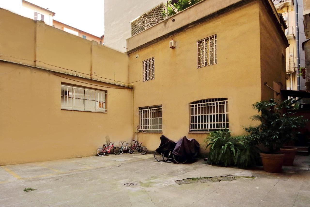 Castro Pretorio -1st Floor Of Historic Mansion With Lift, Comfortable, Baby Friendly, Bike Parking, Quiet And Guarded Area In Front Of Officers Headquarters 5 Minutes Walk From Termini Railway & Metro Station - Genuine Guest Care In 4 Lang Appartamento Roma