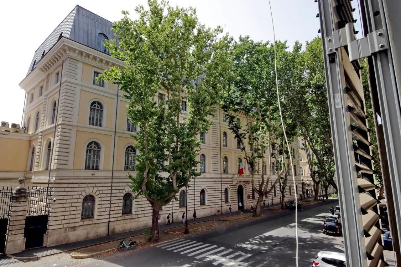 Appartamento Castro Pretorio -1st Floor Of Historic Mansion With Lift, Comfortable, Baby Friendly, Bike Parking, Quiet And Guarded Area In Front Of Officers Headquarters 5 Minutes Walk From Termini Railway & Metro Station - Genuine Guest Care In 4 Lang
