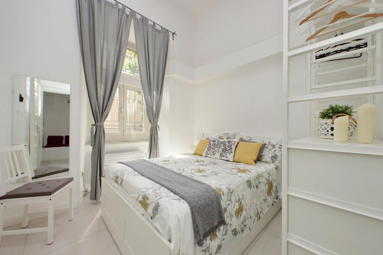 Castro Pretorio -1st Floor Of Historic Mansion With Lift, Comfortable, Baby Friendly, Bike Parking, Quiet And Guarded Area In Front Of Officers Headquarters 5 Minutes Walk From Termini Railway & Metro Station - Genuine Guest Care In 4 Lang Roma