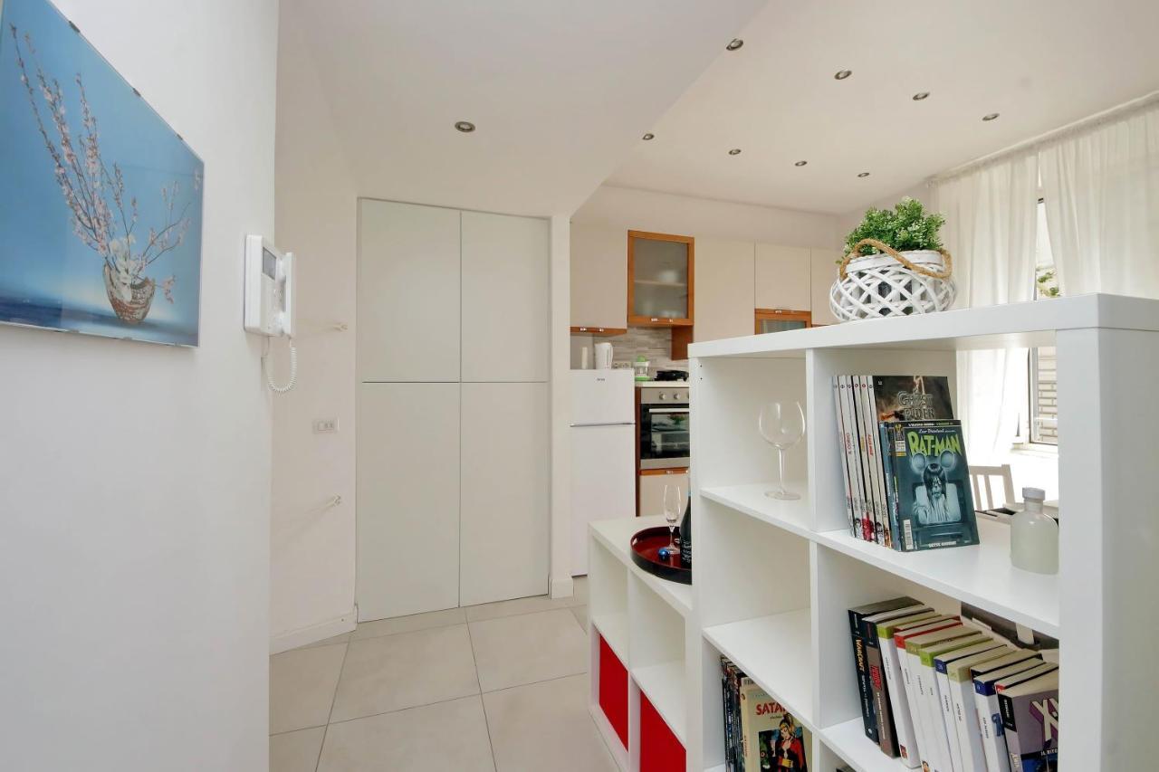 Appartamento Castro Pretorio -1st Floor Of Historic Mansion With Lift, Comfortable, Baby Friendly, Bike Parking, Quiet And Guarded Area In Front Of Officers Headquarters 5 Minutes Walk From Termini Railway & Metro Station - Genuine Guest Care In 4 Lang Roma