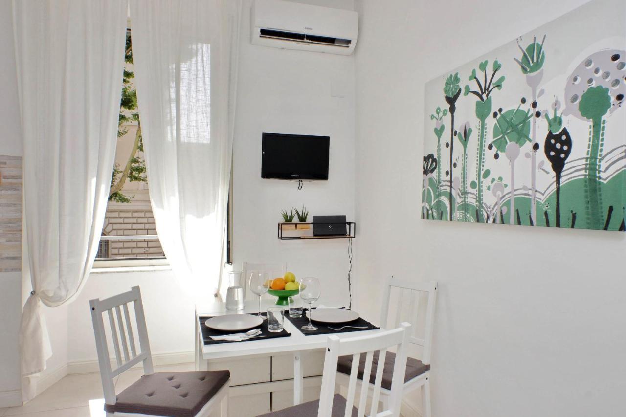 Appartamento Castro Pretorio -1st Floor Of Historic Mansion With Lift, Comfortable, Baby Friendly, Bike Parking, Quiet And Guarded Area In Front Of Officers Headquarters 5 Minutes Walk From Termini Railway & Metro Station - Genuine Guest Care In 4 Lang *
