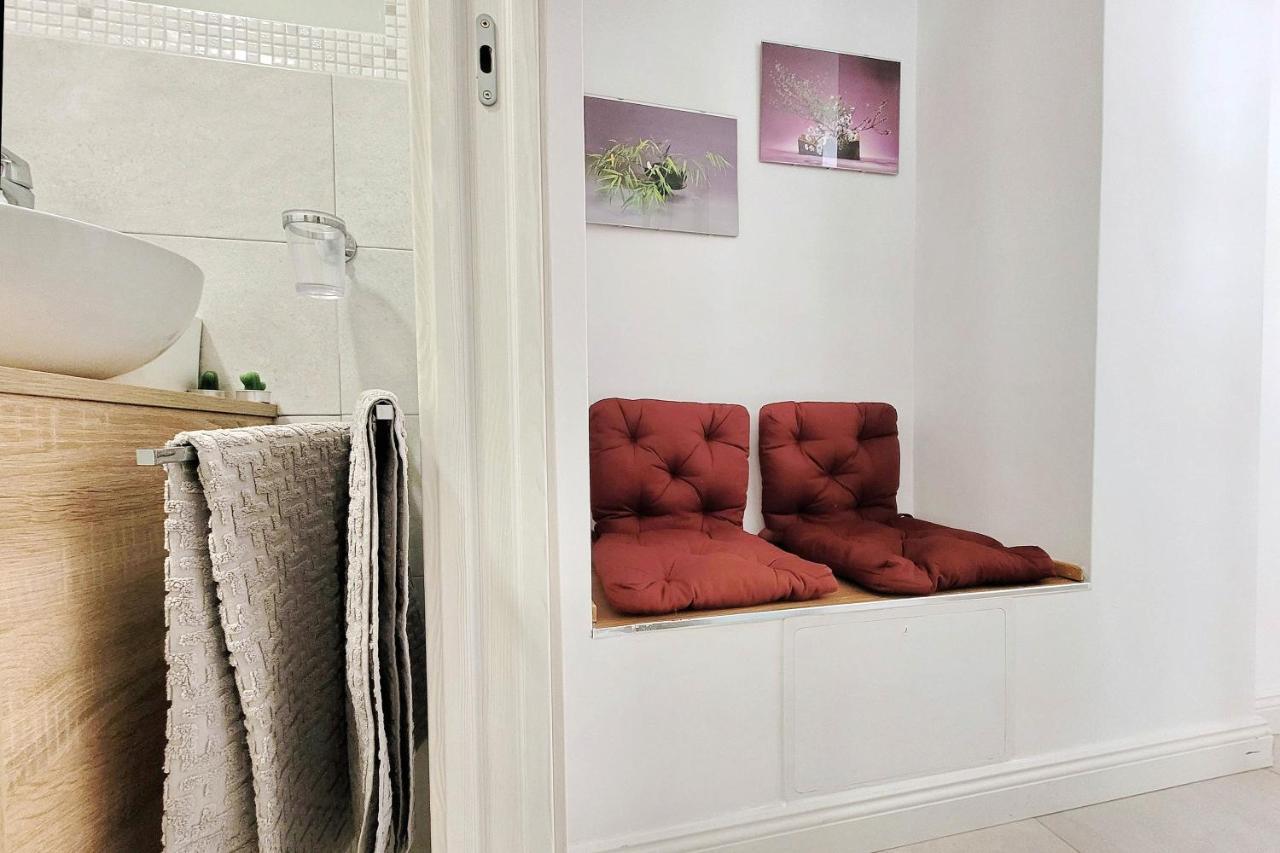 Castro Pretorio -1st Floor Of Historic Mansion With Lift, Comfortable, Baby Friendly, Bike Parking, Quiet And Guarded Area In Front Of Officers Headquarters 5 Minutes Walk From Termini Railway & Metro Station - Genuine Guest Care In 4 Lang *